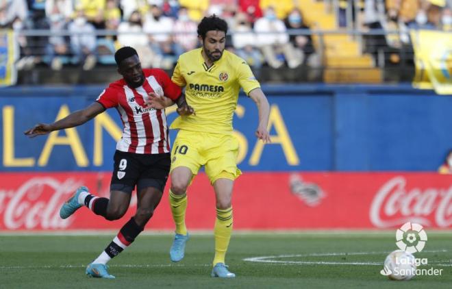 El punta del Athletic Club Iñaki Williams pugna con Iborra, del Villarreal CF, en La Cerámica (Foto: LaLiga).