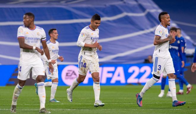 Militao, Alaba, Lucas Vázquez y Casemiro, tras el gol de este último (Foto: Cordon Press).