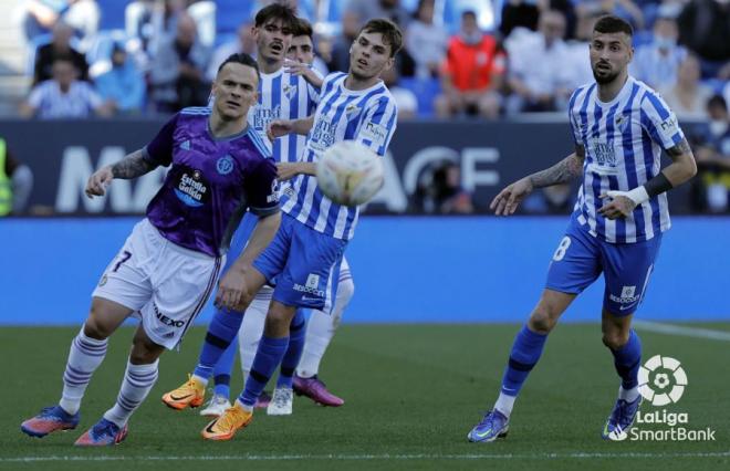 Febas, Vadillo y Jozabed miran la pelota en el Málaga-Valladolid (Foto: LaLiga).