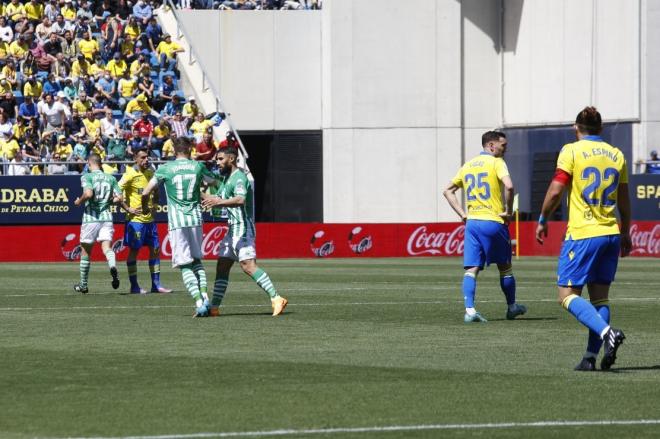 El Cádiz se lamenta tras uno de los goles del Betis (Foto: Cristo García).