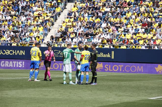 Borja Iglesias habla con jugadores del Cádiz antes de ejecutar el penalti (Foto: Cristo García).