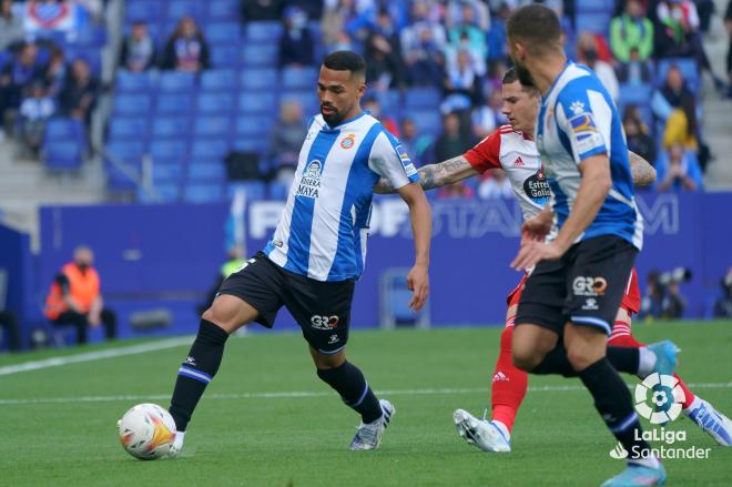 Santi Mina presiona a Yangel Herrera durante el Espanyol-Celta (Foto: LaLiga).