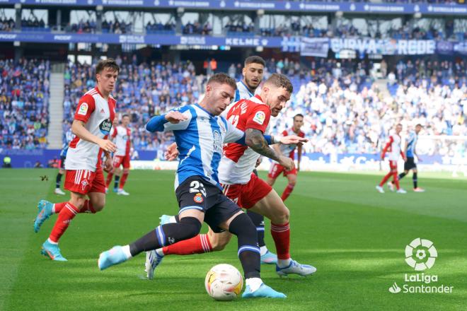 Javi Galán presiona a Embarba durante el Espanyol-Celta (Foto: LaLiga).