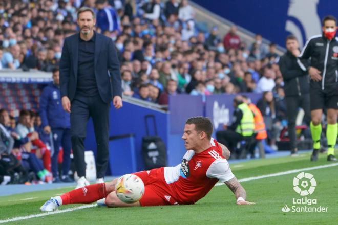 Santi Mina evita que el balón salga del campo durante el Espanyol-Celta (Foto: LaLiga).