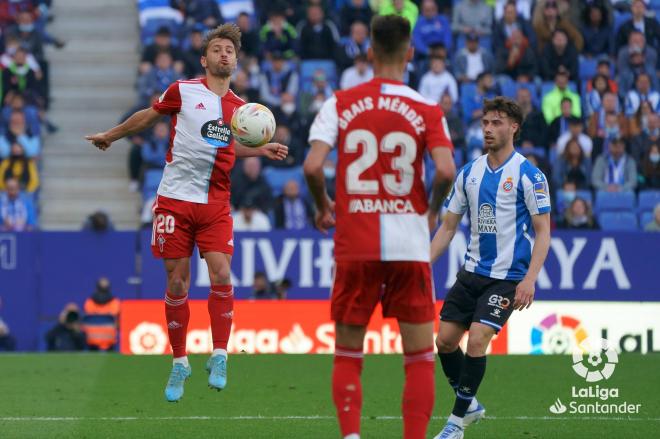 Kevin Vázquez controla un balón durante el Espanyol-Celta (Foto: LaLiga).
