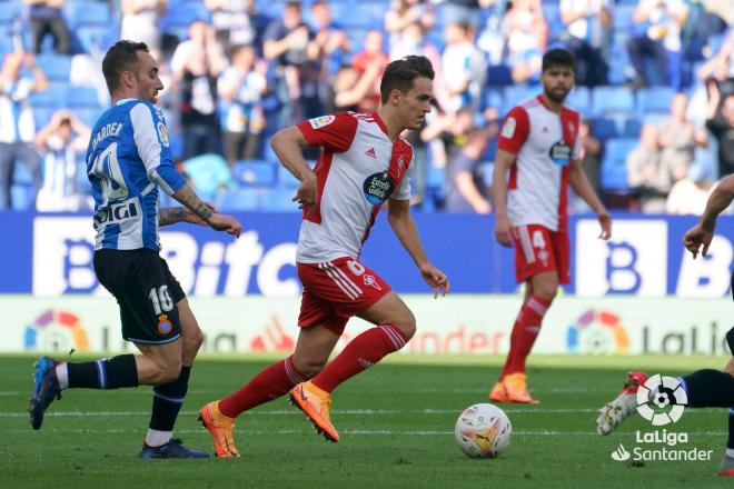 Denis Suárez regatea durante el Espanyol-Celta (Foto: LaLiga).