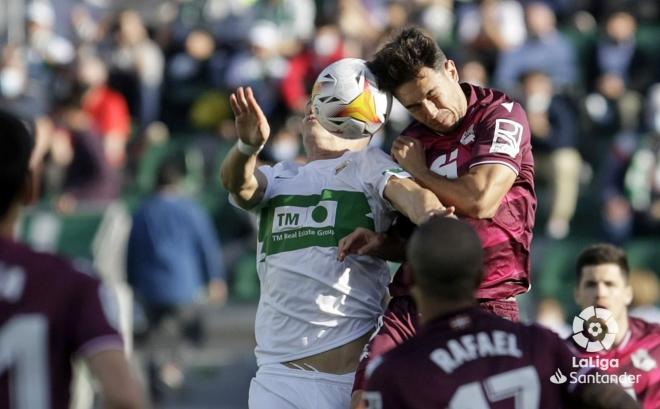 Martín Zubimendi pelea de cabeza un balón durante el Elche-Real Sociedad (Foto: LaLiga).