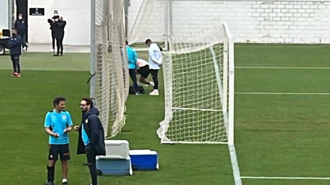 Alderete es atendido en el entrenamiento del Valencia CF