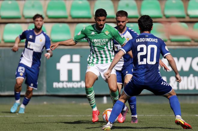 Moha, ante dos rivales en el Betis Deportivo-CE Sabadell (Foto: Real Betis).