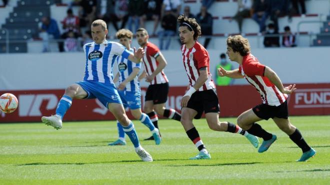 Bergantiños intentando cortar el juego del Athletic (Foto: Bilbao Athletic).