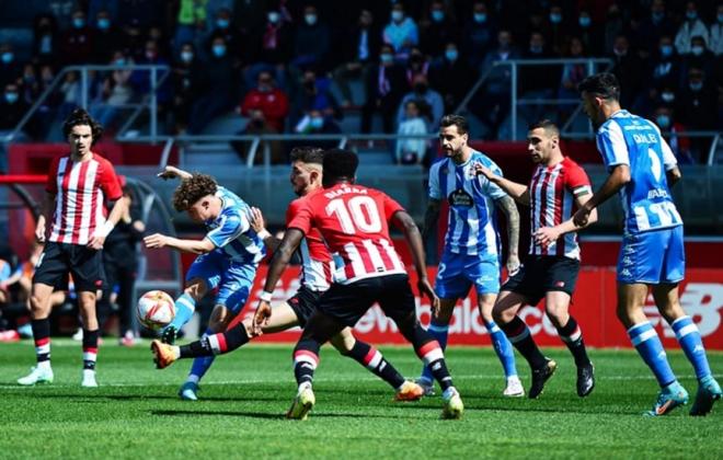 Soriano disparando a puerta ante el Bilbao Athletic (Foto: RCD).