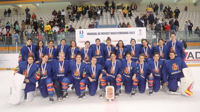 La selección española femenina de hockey, hielo, de nuevo bronce (Foto: Miguel Ramón Henares).