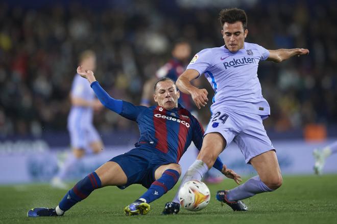 Eric García esquiva la entrada de Son en el Levante-Barcelona (Foto: Cordon Press).