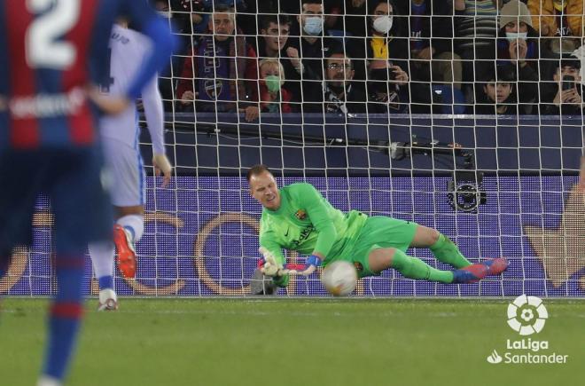 Ter Stegen para el penalti de Roger en el Levante-Barcelona (Foto: LaLiga).