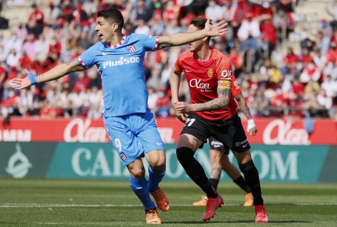 Luis Suárez protesta en el Mallorca-Atlético de Madrid (Foto: EFE).