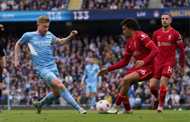 Kevin de Bruyne y Alexander-Arnold, en el Manchester City-Liverpool de Premier League (Foto: Cordon Press).