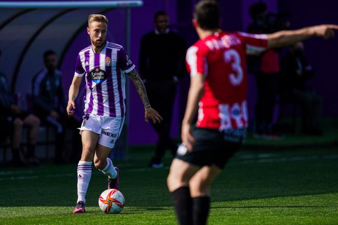 Víctor Narro, con el balón, ante la SD Logroñés (Foto: Real Valladolid).