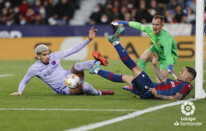 Roger ante el Barcelona en el Ciutat de Valencia (Foto: LaLiga).