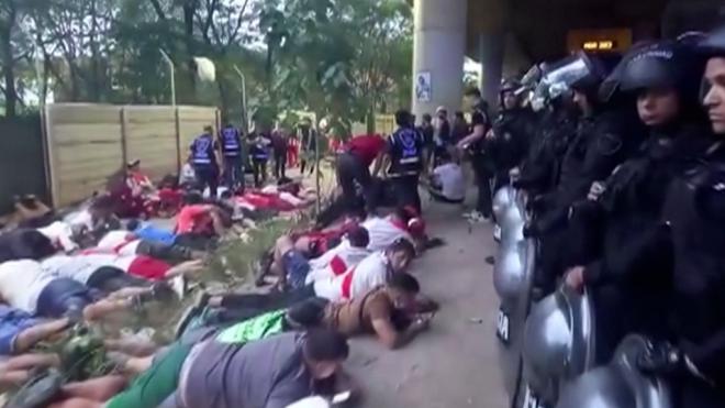 Aficionados del River Plate detenidos a las puertas del estadio Monumental.