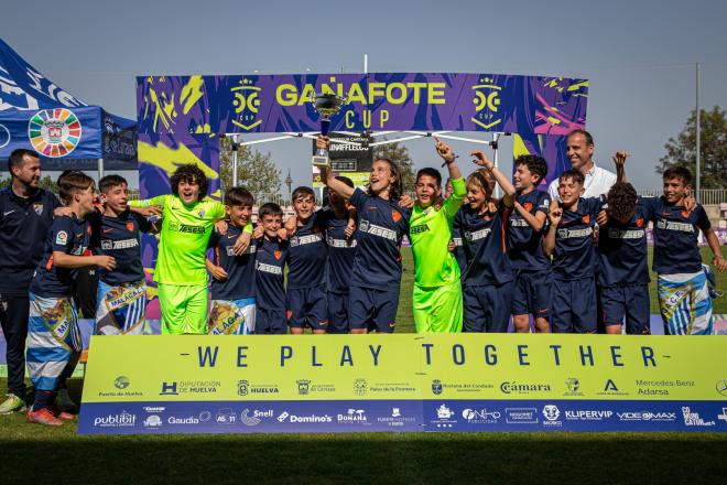 Los alevines del Málaga celebran el campeonato en la Gañafote Cup.