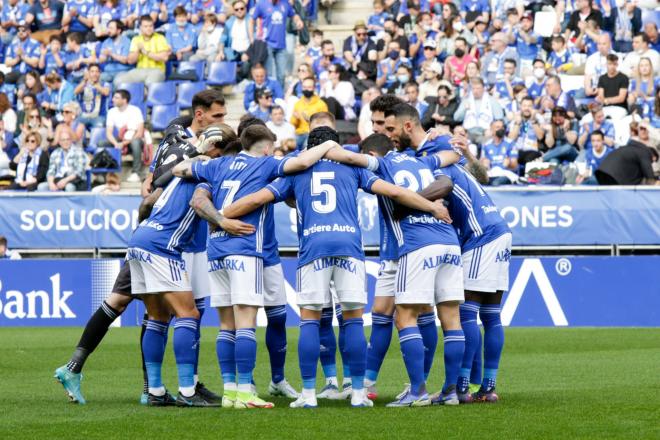 Los jugadores del Oviedo concentrados antes del partido (Foto: Real Oviedo)