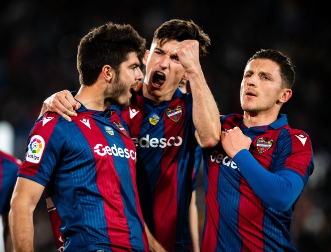 Melero, Pepelu y Bardhi ante el FC Barcelona.