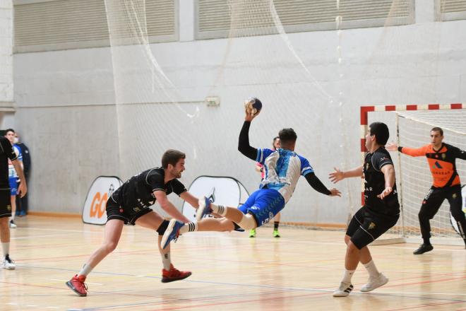 Pablo Fernández, del Trops Málaga, lanza ante el Zarautz (Foto: Emilio Duarte).