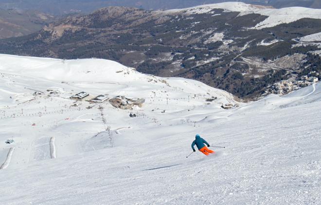 Un esquiador utiliza las instalaciones de Sierra Nevada.