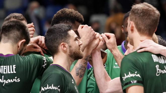 Los jugadores del Unicaja celebran la victoria ante el Morabanc (Foto: acb Photo/G. Pozo y R. Pozo)