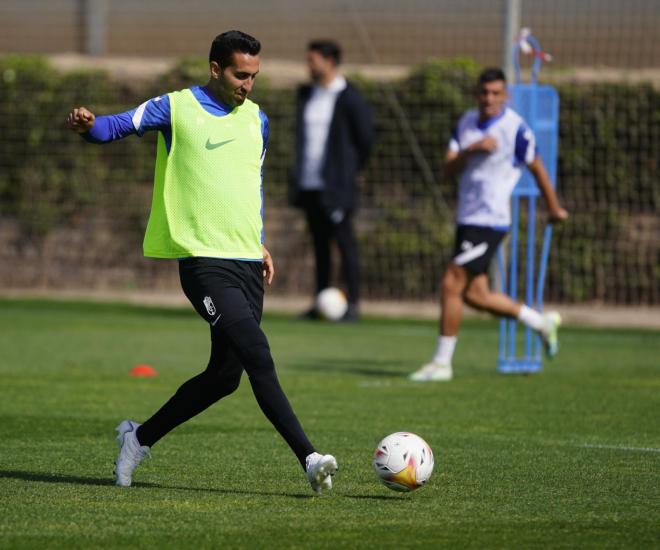 Ángel Montoro, en el entrenamiento del Granada (Foto: GCF).