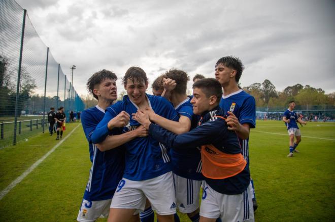El Juvenil B carbayón celebra uno de sus tantos. (Foto: Real Oviedo)