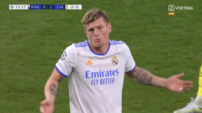 Kroos, enfadado tras ser sustituido por Ancelotti en el Real Madrid-Chelsea.