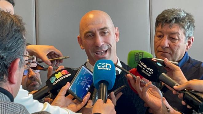 Luis Rubiales compareciendo ante los medios.