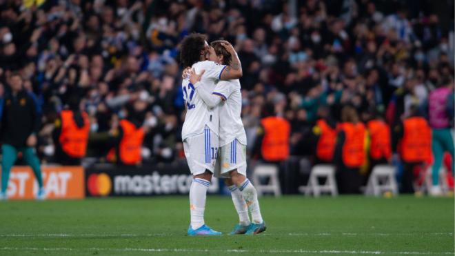 Modric y Marcelo se abrazan tras el Real Madrid-Chelsea (Foto: Cordon Press).
