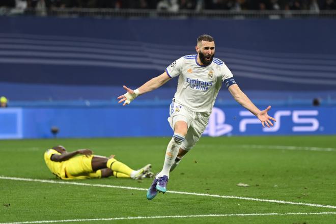 Karim Benzema, que acaricia el Balón de Oro, celebra su gol en el Real Madrid-Chelsea (Foto: Cordon Press).