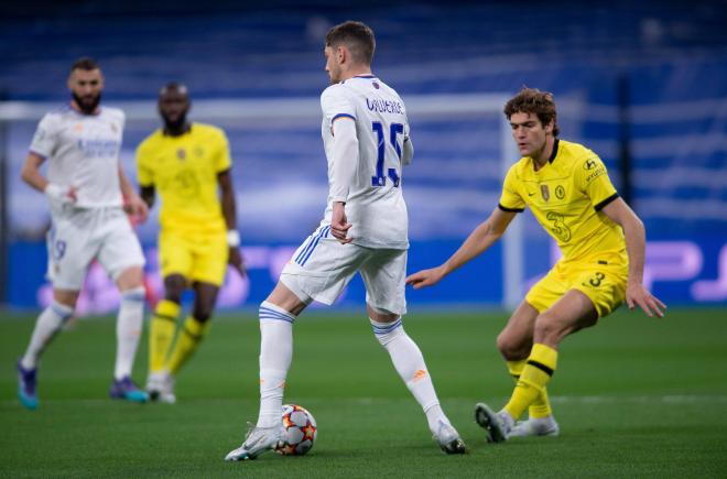 Fede Valverde busca un pase en el Real Madrid-Chelsea (Foto: Cordon Press).