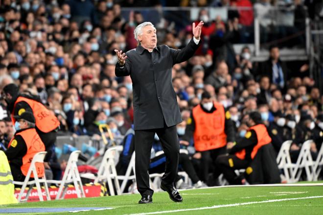 Carlo Ancelotti protesta en el Real Madrid-Chelsea (Foto: Cordon Press).