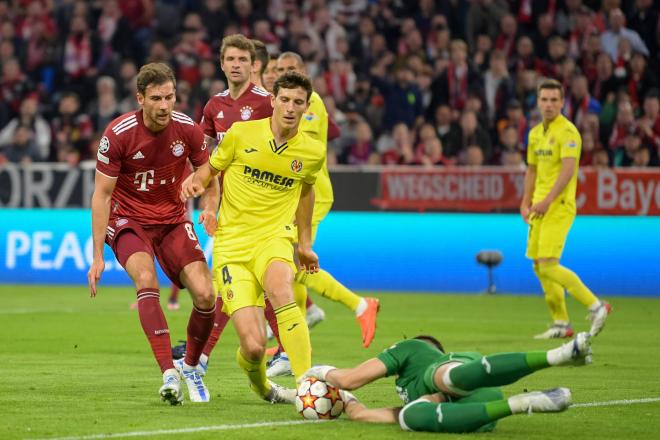 Rulli atrapa el balón ante Pau Torres en el Bayern-Villarreal de la pasada Champions League (Foto: Cordon Press).