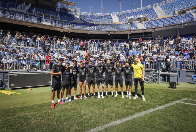 Los jugadores del Málaga, junto a los participantes del Campus MCF (Foto: MCF).