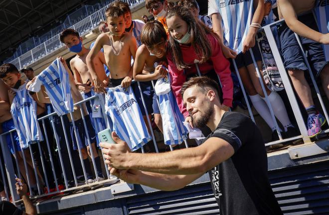 Genaro se hace una foto con algunos niños y niñas del Campus MCF (Foto: MCF).