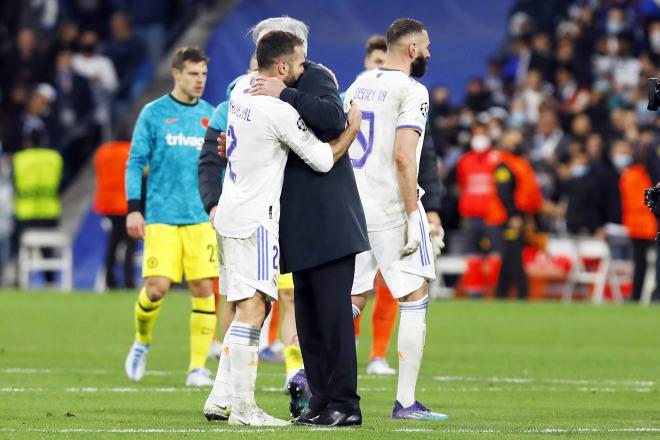 Carlo Ancelotti saluda a Dani Carvajal tras el Real Madrid-Chelsea (Foto: Cordon Press).
