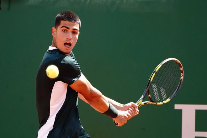 Carlos Alcaraz, en su partido ante Korda en Montecarlo (Foto: Cordon Press).