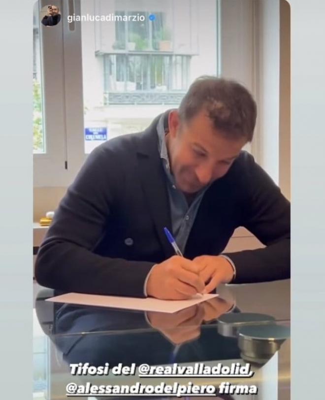 Del Piero firmando en las oficinas del Real Valladolid (Foto: Instagram).
