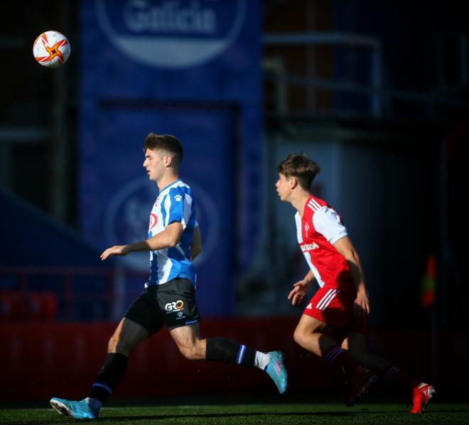 Yoel Lago ante un rival (Foto: RCDE).