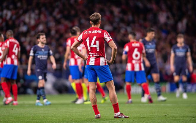 Llorente, con las manos en la cintura en una jugada del Atlético de Madrid-City (FOTO: Cordón Press).