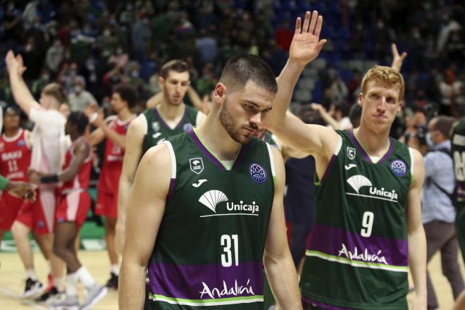 Los jugadores del Unicaja lamentan su eliminación de la BCL.