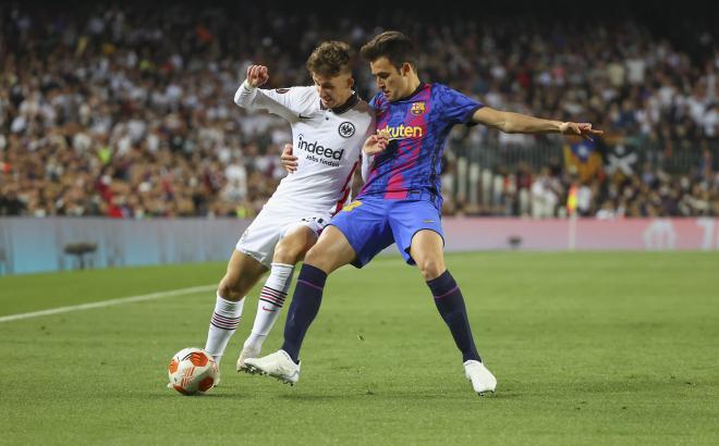 Eric García pelea un balón con Lindstrom en el Barcelona-Eintracht (Foto: Cordon Press).
