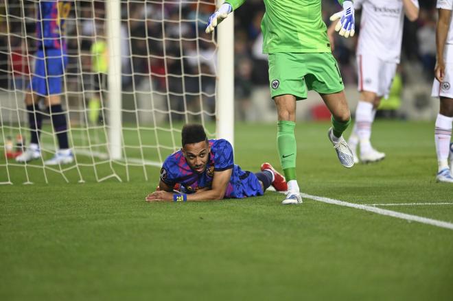Aubameyang se lamenta en el Barcelona-Eintracht (Foto: Cordon Press).