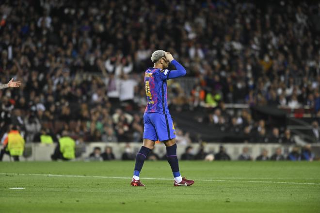 Ronald Araujo se lamenta en el Barcelona-Eintracht (Foto: Cordon Press).