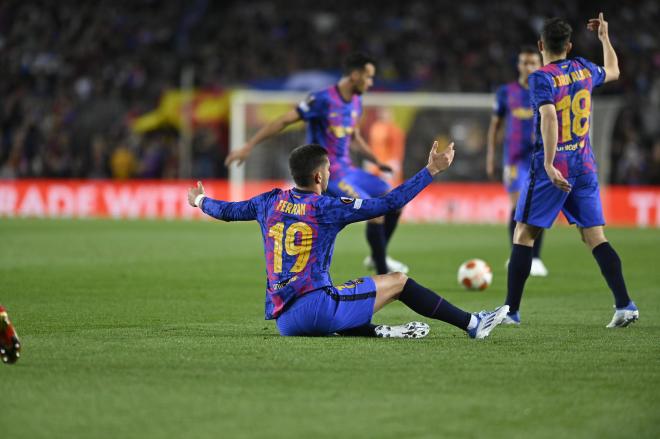 Ferran Torres protesta una jugada en el Barcelona-Eintracht (Foto: Cordon Press).